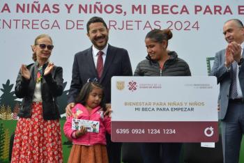 Benefician m&aacute;s de 15 mil estudiantes con entrega de tarjetas “Mi Beca para Empezar”