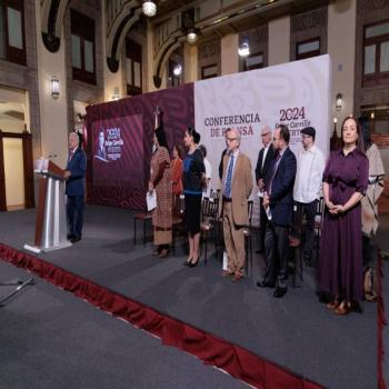 AMLO renuncia a su militancia en Morena