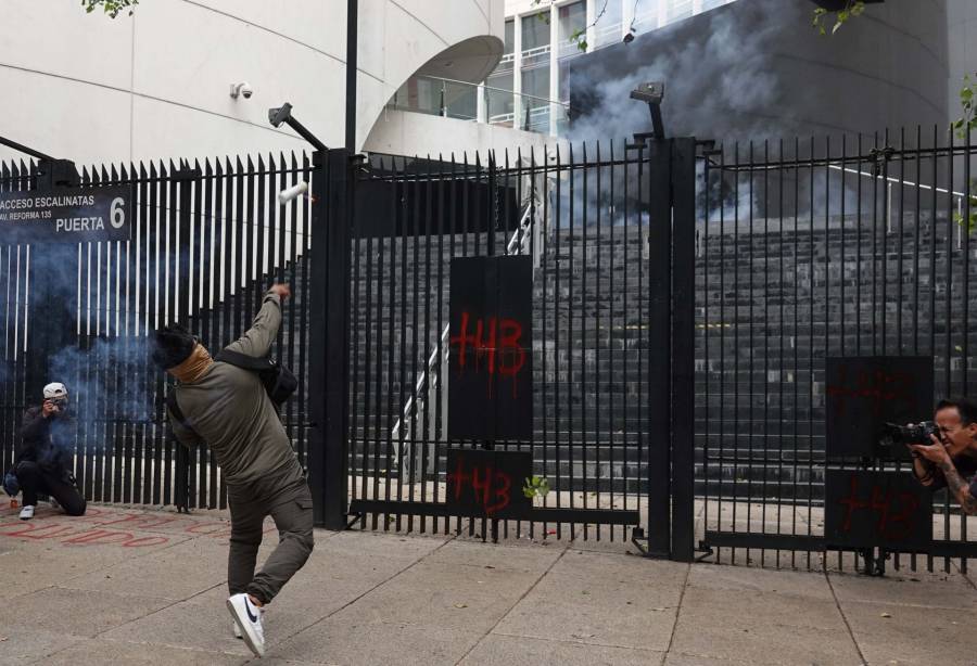 Presuntos normalistas de Ayotzinapa lanzan petardos al Senado