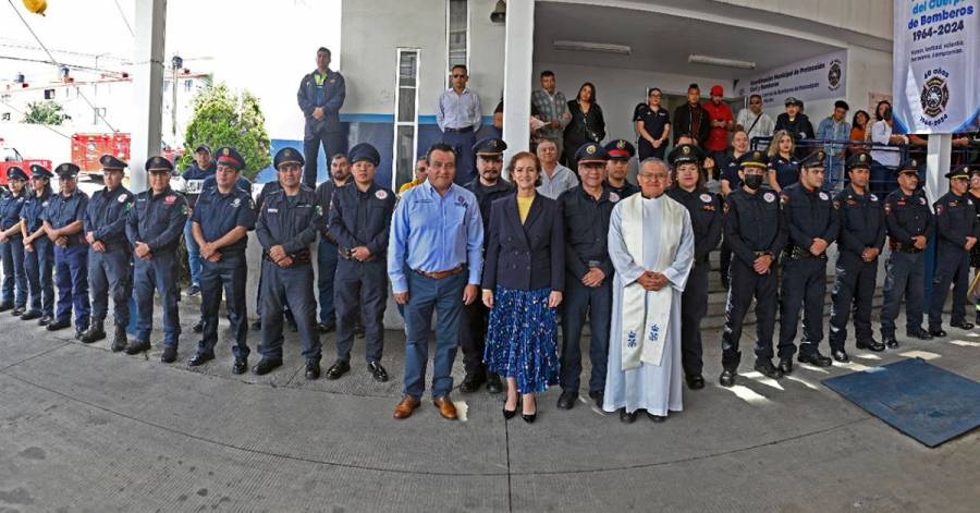 Angélica Moya entrega estímulos y equipo a bomberos en su 60 aniversario