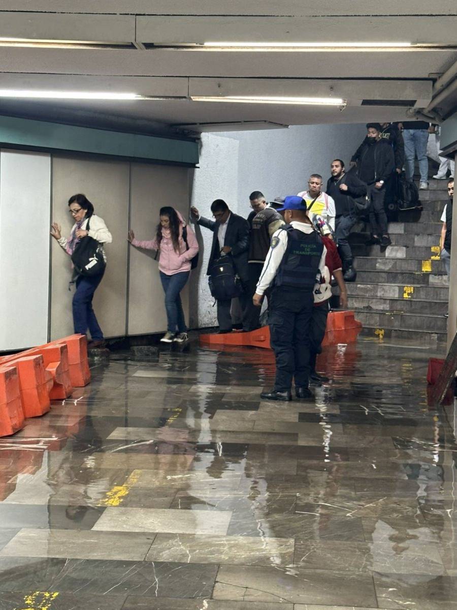 Inundación en estación del metro Martín Carrera complica movilidad de usuarios