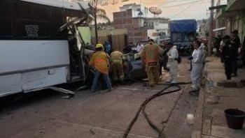 Cami&oacute;n sin frenos embiste a veh&iacute;culos, dejando dos muertos y trece heridos en La Piedad