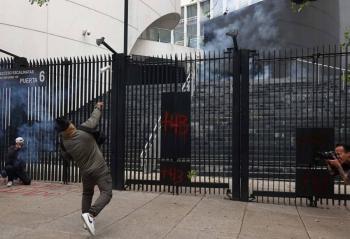 Presuntos normalistas de Ayotzinapa lanzan petardos al Senado