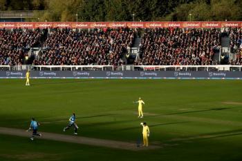 El centenar de Brooks le permite a Inglaterra vencer a Australia en el tercer ODI