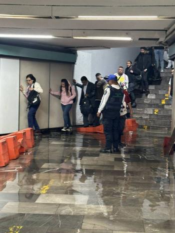 Inundaci&oacute;n en estaci&oacute;n del metro Mart&iacute;n Carrera complica movilidad de usuarios