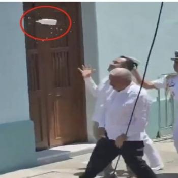AMLO dice que quien le arroj&oacute; una botella podr&iacute;a ser un abogado que estar&iacute;a vinculado al PJF