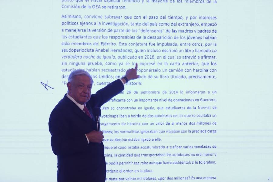 AMLO se dirige a padres de los 43 normalistas de Ayotzinapa en v&iacute;speras del d&eacute;cimo aniversario de su desaparici&oacute;n