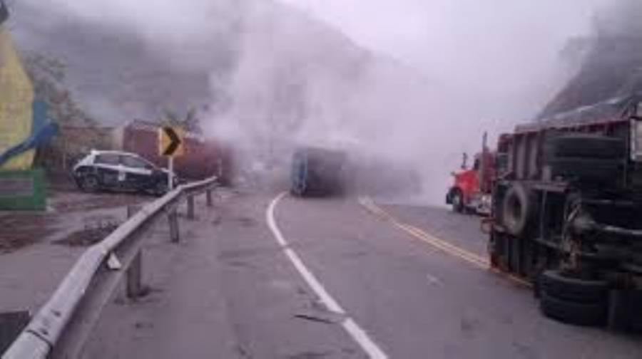 Accidente en la vía Buga-Buenaventura causa derrame químico y cierre total