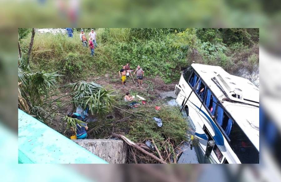 Cuerpos de Emergencia Responden a Volcadura de Autobús Turístico en La Hincada-El Naranjo