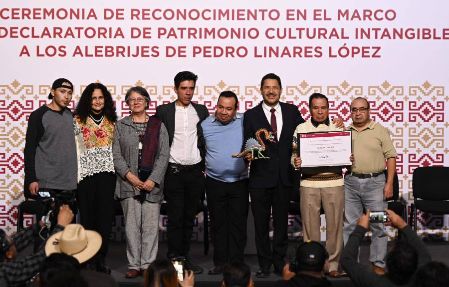Batres entrega reconocimiento a Familia Linares, creadora de los alebrijes, Patrimonio Cultural de la CDMX