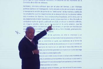 AMLO se dirige a padres de los 43 normalistas de Ayotzinapa en v&iacute;speras del d&eacute;cimo aniversario de su desaparici&oacute;n