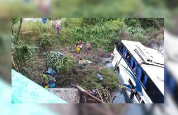 Cuerpos de Emergencia Responden a Volcadura de Autob&uacute;s Tur&iacute;stico en La Hincada-El Naranjo