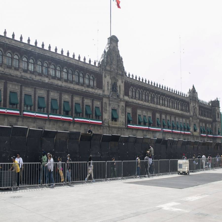 Palacio Nacional amurallado ante marcha por Ayotzinapa y llegada de conservadores provocadores: Obrador