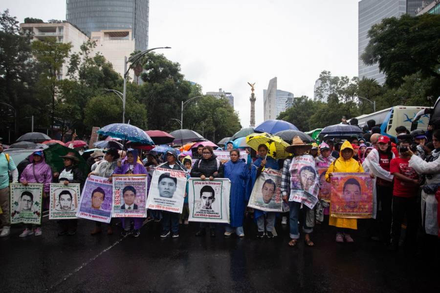 Marchan en la CDMX para conmemorar 10 años de la desaparición de los 43 estudiantes de Ayotzinapa