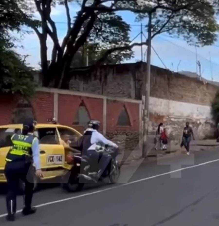 Motociclista termina en el suelo tras intentar evadir control de tránsito en Cali