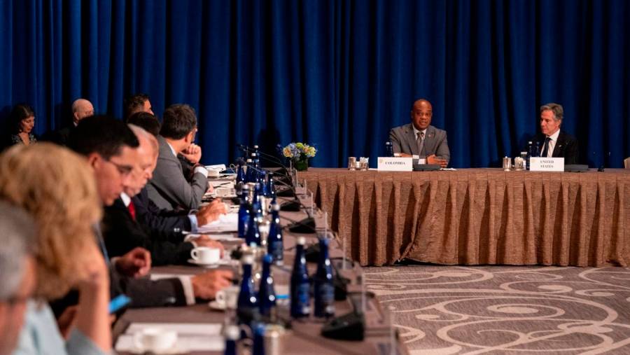 De los casi tres millones de venezolanos que están en Colombia, 2,5 millones están regularizados: canciller Luis Gilberto Murillo