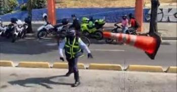 Agente de Tr&aacute;nsito en Cali genera controversia tras lanzar un cono a un motociclista