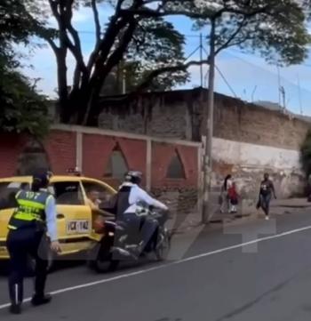 Motociclista termina en el suelo tras intentar evadir control de tr&aacute;nsito en Cali