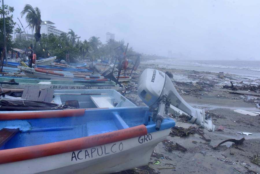 Huracán John deja tres fallecidos en Acapulco y obliga a evacuaciones masivas