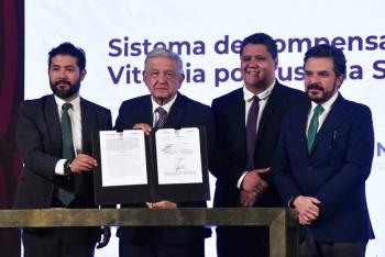 AMLO firma el Sistema de Compensaci&oacute;n Vitalicia para extrabajadores del SME