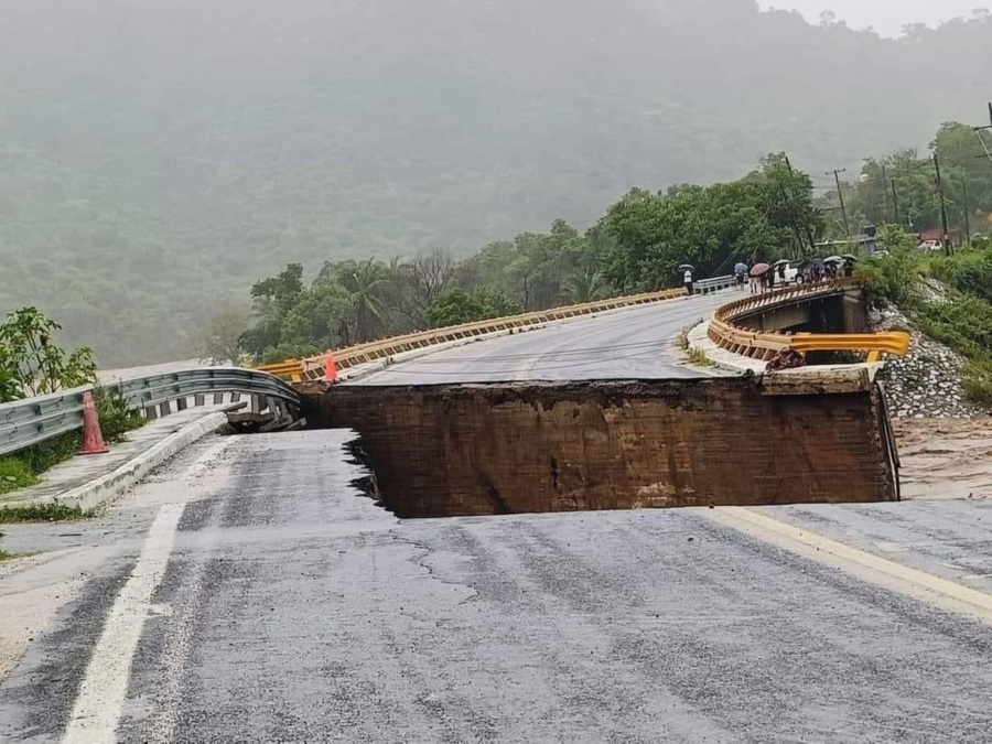 37 tramos carreteros afectados en Michoacán y 101 en Guerrero, por huracán, son atenidos, SICT