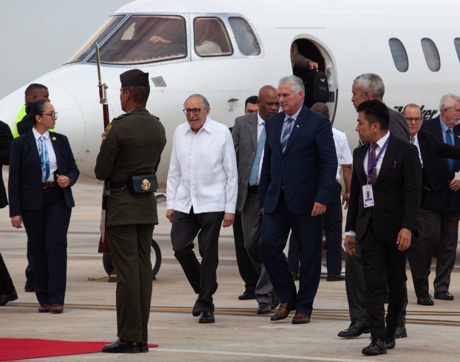Miguel Díaz-Canel, presidente de Cuba, llega a México para la toma de protesta de Claudia Sheinbaum