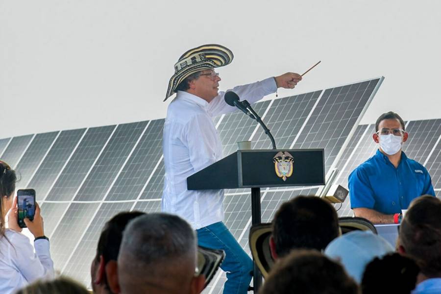 En Colombia debe eliminarse la intermediaci&oacute;n en el mercado de la energ&iacute;a el&eacute;ctrica, advierte Petro