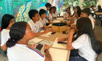 Estudiantes de 12 a 17 a&ntilde;os dibujan sobre las cinco regiones de Colombia para la COP16 con la tem&aacute;tica de la conservaci&oacute;n