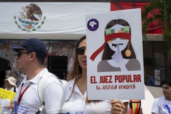 Trabajador del Poder Judicial se infiltra en elevador con AMLO y Sheinbaum en Nayarit