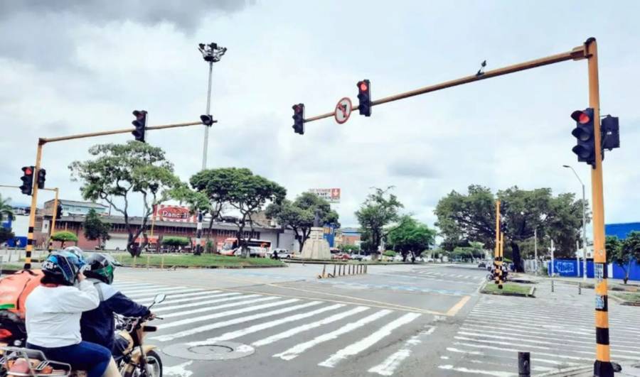 J&oacute;venes destruyen sem&aacute;foros en Cali para controlar el tr&aacute;fico y pedir dinero