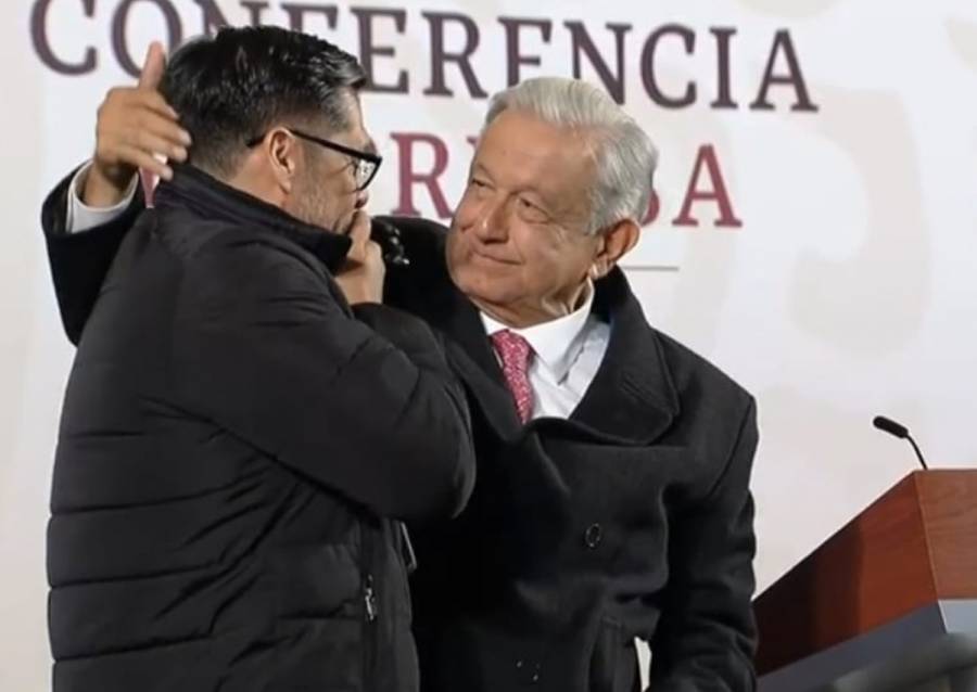 “Se van a rayar”, dice AMLO y rifa su reloj; youtuber lo gana