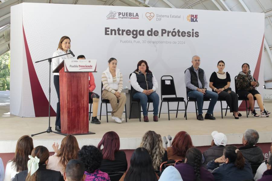 Gaby Bonilla encabezó la entrega de prótesis para codo y rodilla