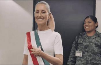 VIDEO: Sheinbaum se prueba banda presidencial en v&iacute;spera de su investidura