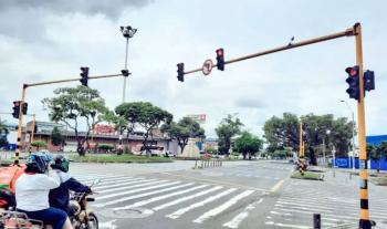 J&oacute;venes destruyen sem&aacute;foros en Cali para controlar el tr&aacute;fico y pedir dinero