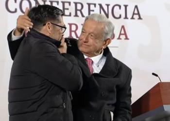 “Se van a rayar”, dice AMLO y rifa su reloj; youtuber lo gana