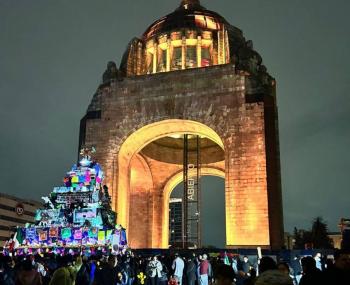 Trabajadores del Poder Judicial instalan en el Monumento a la Revoluci&oacute;n un “altar de muertos” del sexenio
