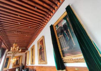 Develan cuadro de AMLO con marco de oro