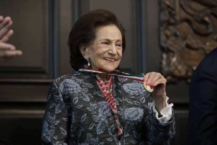 Ella es Ifigenia Martínez, la mujer que colocó la banda presidencial a Claudia Sheinbaum