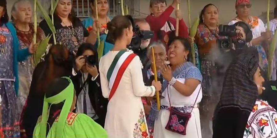 Claudia Sheinbaum recibe el bastón de mando en el Zócalo ante miles de seguidores