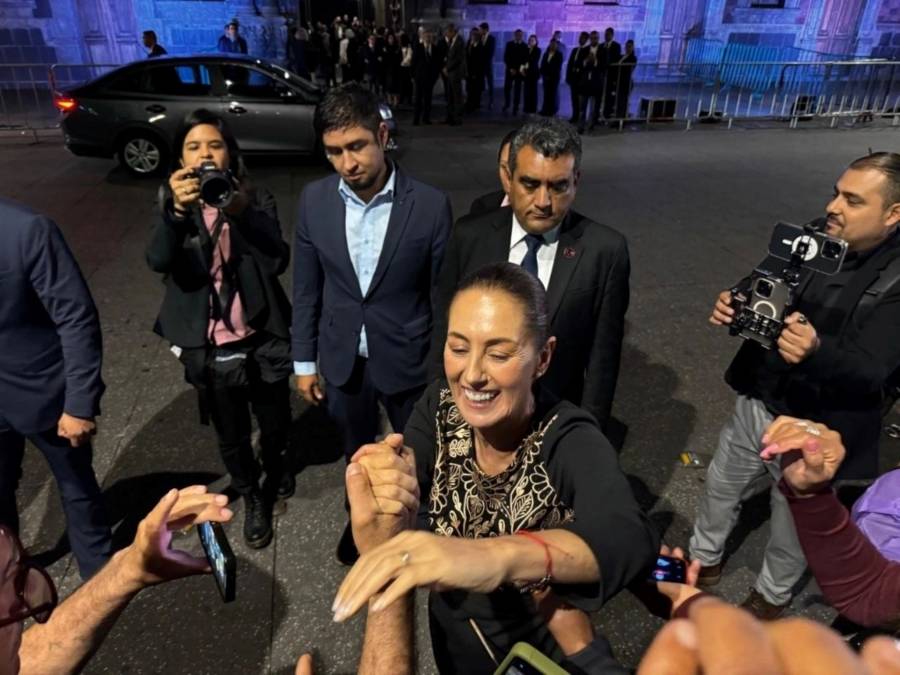 Simpatizantes de Claudia Sheinbaum se re&uacute;nen en su domicilio antes de la toma de protesta