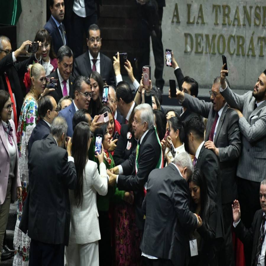 Entre aplausos, selfies y porras ingresa AMLO a San Lázaro
