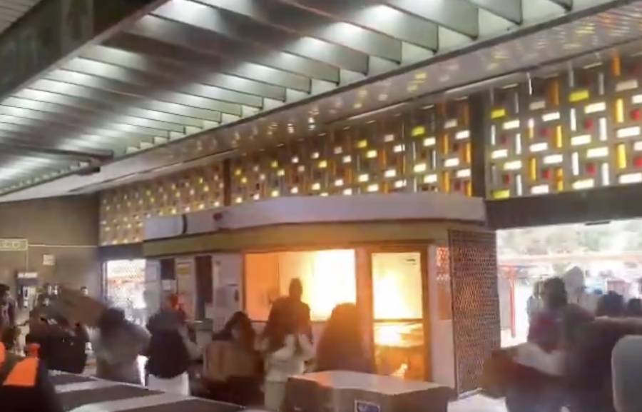 Encapuchados incendian taquilla en el Metro Tlatelolco