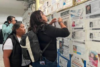 Madres buscadoras pegan fichas de b&uacute;squeda en Terminal de Toluca
