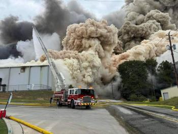 Incendio en planta industrial de Georgia provoca evacuaci&oacute;n masiva por riesgo qu&iacute;mico