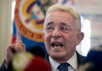 Tras falta de garant&iacute;as, &Aacute;lvaro Uribe se retira de audiencia