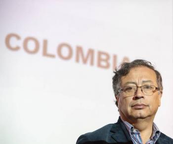 Petro declarado en desacato