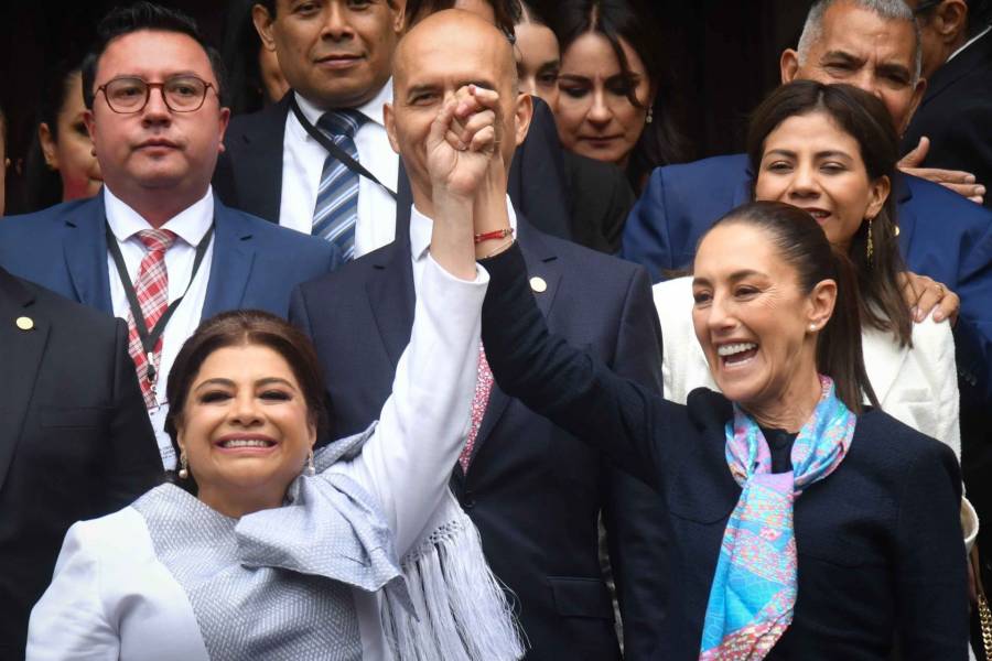 Claudia Sheinbaum respalda a Clara Brugada tras asumir jefatura de gobierno de la CDMX