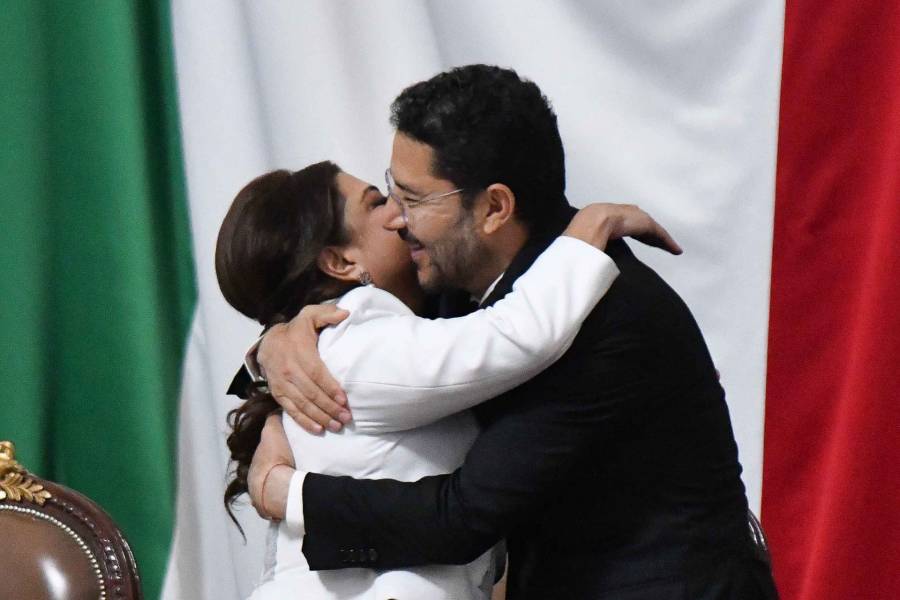 Emotivo saludo entre Martí Batres y Clara Brugada en su toma de protesta