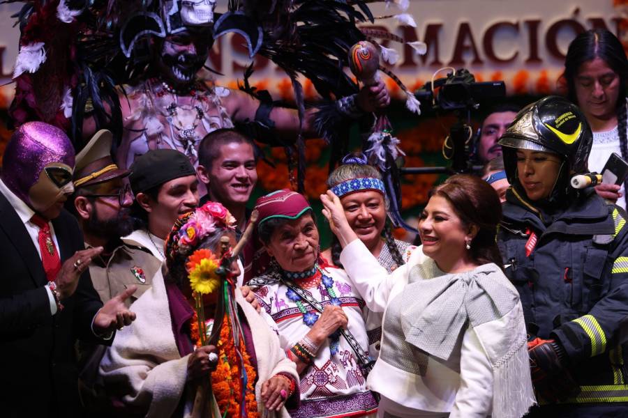 Clara Brugada recibe bastón de mando de comunidades indígenas y afromexicanas