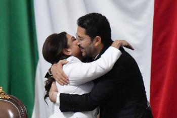 Emotivo saludo entre Mart&iacute; Batres y Clara Brugada en su toma de protesta